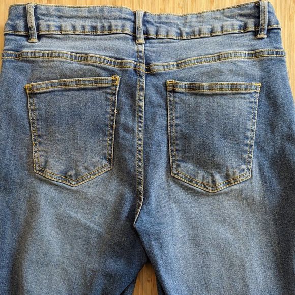 LiquidX Size 9 Blue jeans with Embroidered Rose and distressed 28 inch inseam - Picture 6 of 11